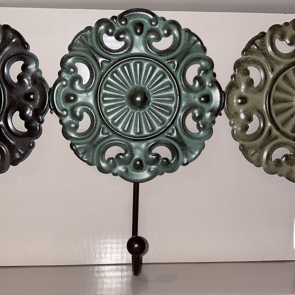 NEW View Gifts And Accessories Ltd. | NEW 3-Hook Accent | Decorative Accent - Picture 3 of 6